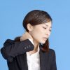 首がズキズキと痛いときの原因と対策について解説